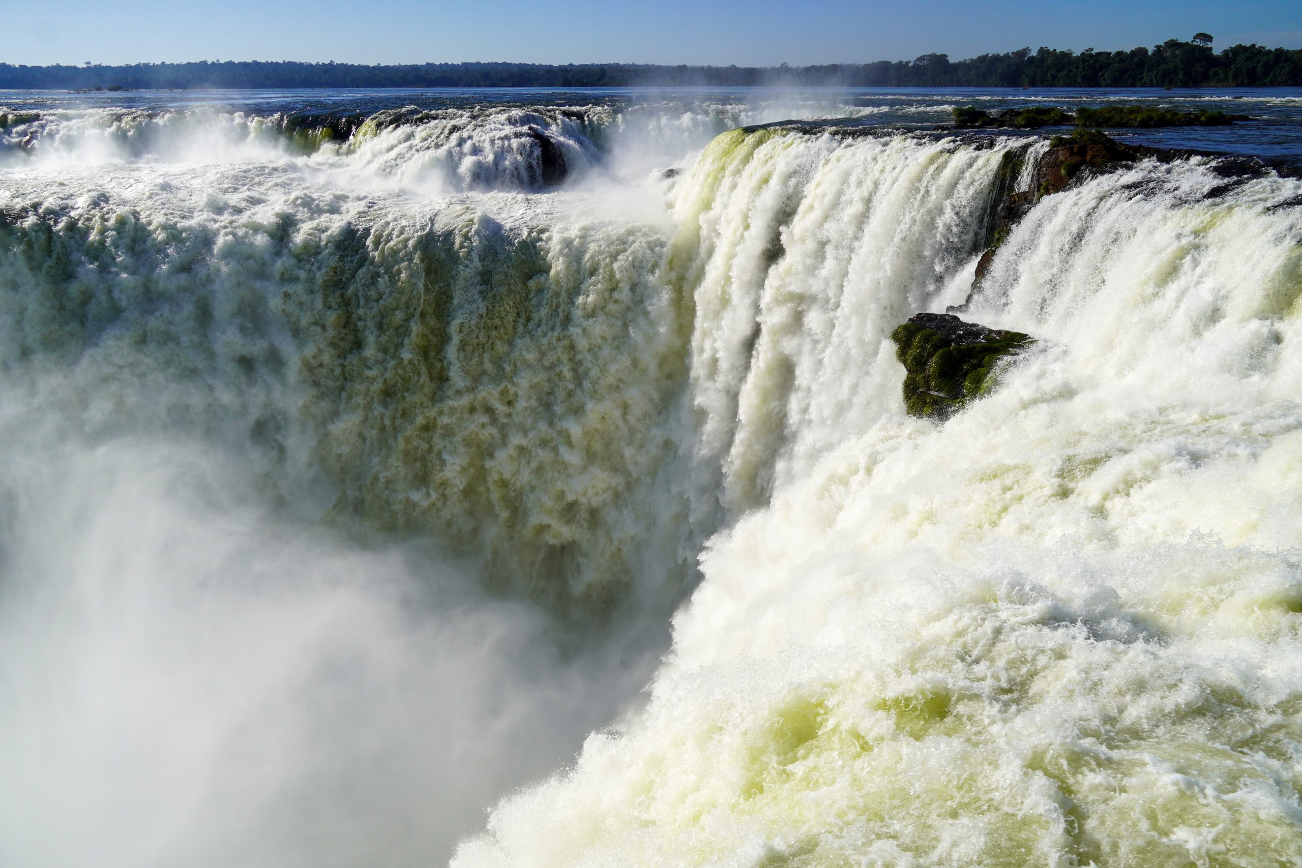 devil's throat iguazu watervallen argentinië
