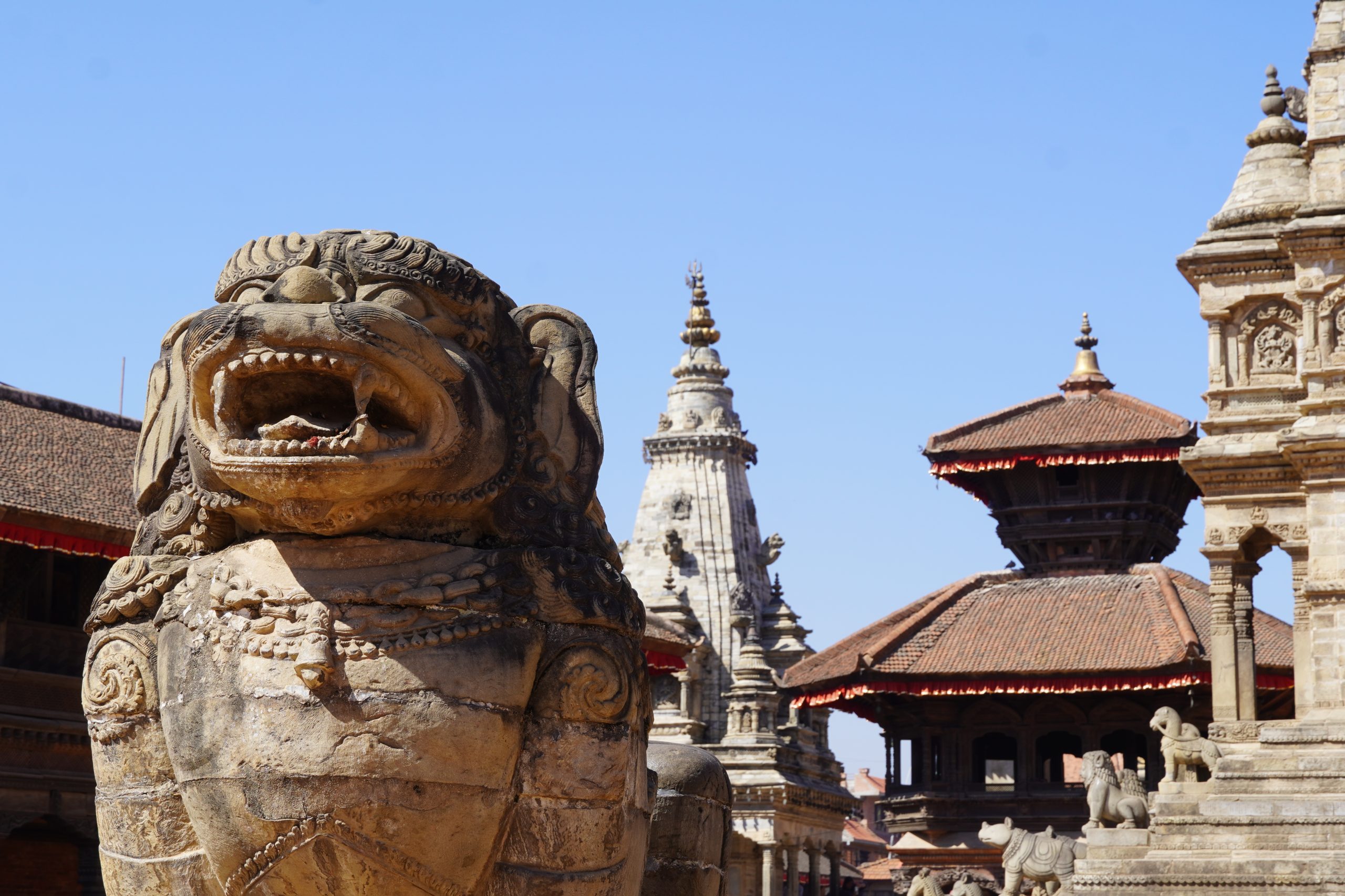 Met de bus van Kathmandu vliegveld naar Bhaktapur