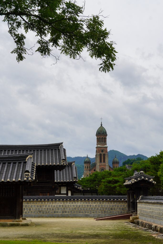 Kathedraal in Jeonju vanaf Gyeonggijeon-heiligdom